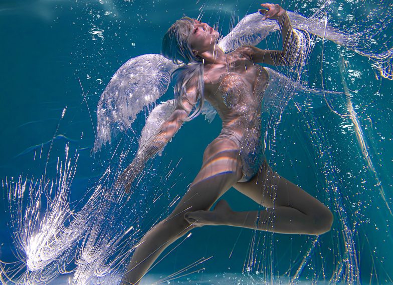 光翅水下發光主題寫真/攝影棚/台中攝影棚推薦//小紅書寫真/藝術照/攝影寫真藝術照/女攝影師/客製化拍攝//攝影寫真藝術照/台中藝術照/女攝影師/客製化拍攝